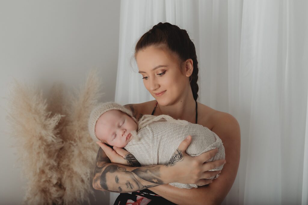 burleigh heads qld newborn photography mum and Bub lifestyle 